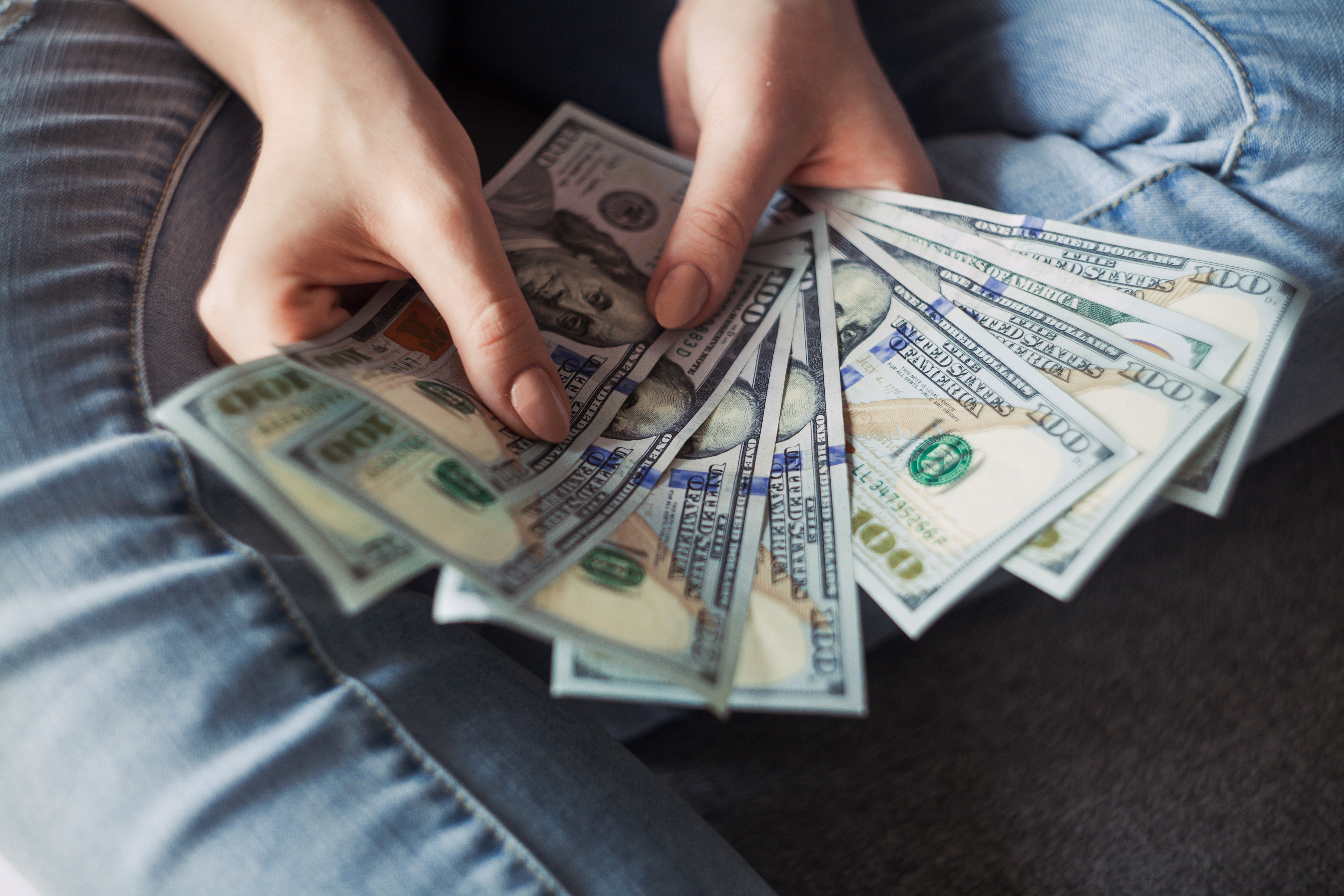 Bankenpleite Woman in Jeans holding notes