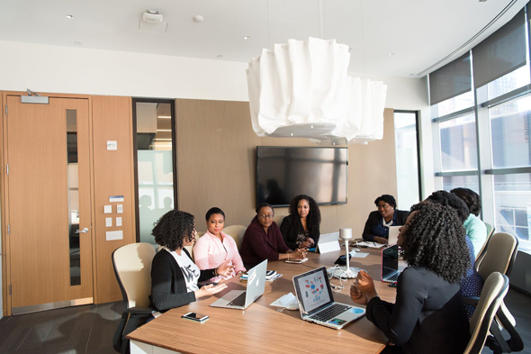 Fintech Unternehmen Frauen an einem Corporate Meeting