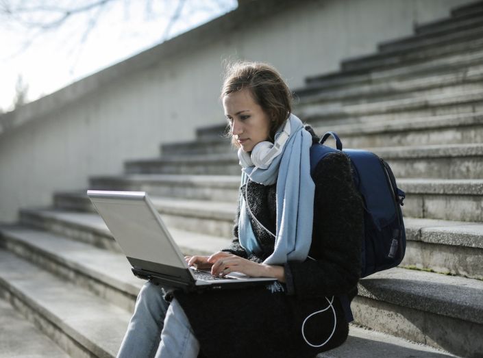 Finanzen einfach und effizient verwalten mit moderner Technologie Junge Frau mit Laptop