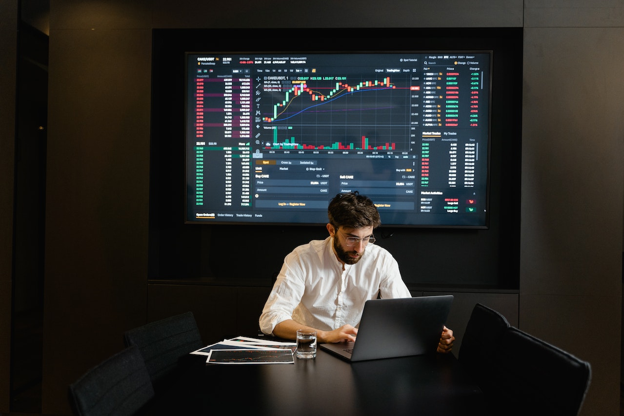 Finanznews: SMI bereits vor Beginn der Börse tiefer und Dow gibt weiter nach Finance Expert analysing the current market
