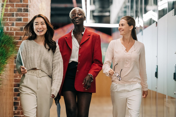 Selbstständigkeit & Unternehmertum Three business woman confidently walking in the office