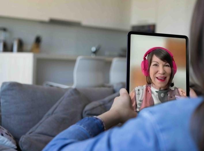 Live Coaching Teaser Olga talking on iPad with woman