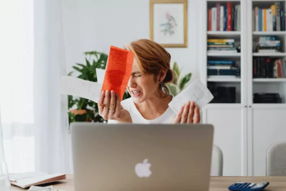 Frau am Laptop