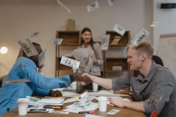 Ist finanzieller Erfolg wirklich durch teure Besitztümer messbar? Money flying around in a room