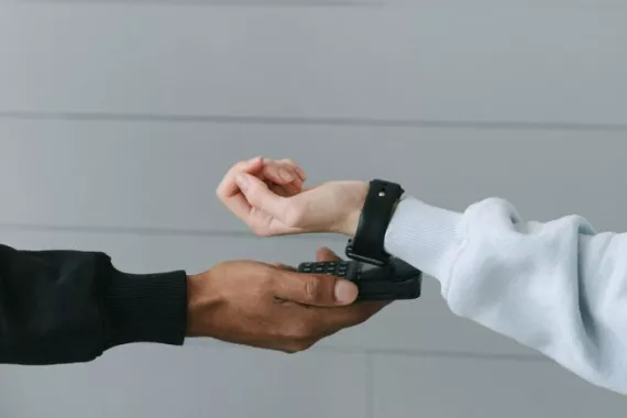 Kreditvergabe mit künstlicher Intelligenz. Geht das überhaupt? Apple Pay mit Watch