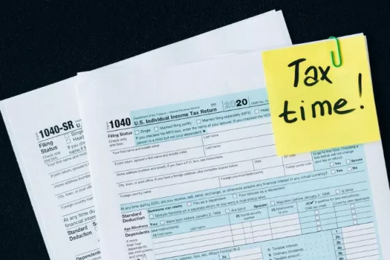 Warum es sich in der Schweiz nicht lohnt, seine Steuern vorab zu zahlen Tax papers with Memo "Tax time!"