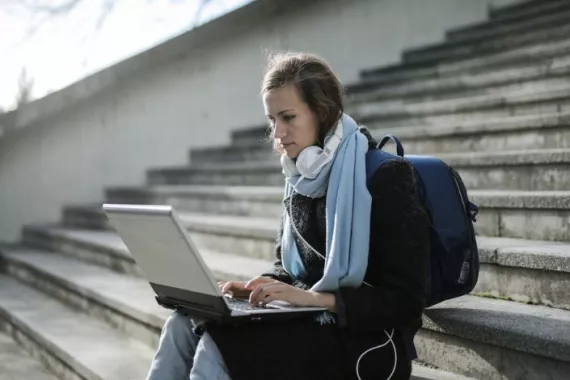 Finanzen einfach und effizient verwalten mit moderner Technologie Junge Frau mit Laptop