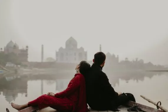 Konkubinat vs. Ehe in der Schweiz: Die rechtlichen Unterschiede A couple sitting by the river